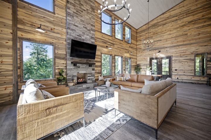 Experience spacious elegance! Our cabin offers a massive open floor plan, seamlessly blending the living and dining areas for a luxurious and inviting atmosphere. Your ideal retreat awaits!