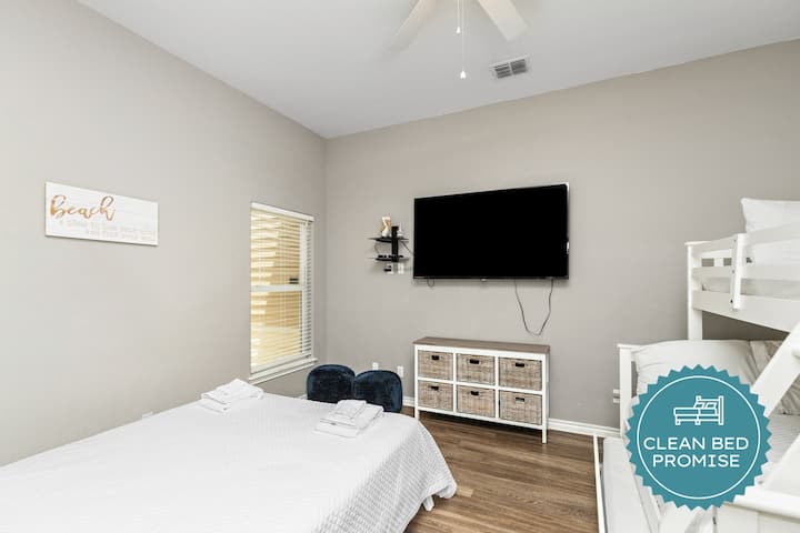 Chumba chako cha kulala chenye utulivu kina kitanda chenye starehe, hifadhi mahiri, televisheni iliyofungwa ukutani na vitanda vya ghorofa—kinafaa kabisa kwa sehemu za kukaa za familia.