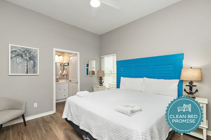 Ingia kwenye ndoto za pwani katika chumba chako cha kulala chenye utulivu, ambapo kitanda chenye rangi ya bluu ya kuvutia na mapambo ya baharini huunda eneo lako bora la mapumziko kando ya bahari.