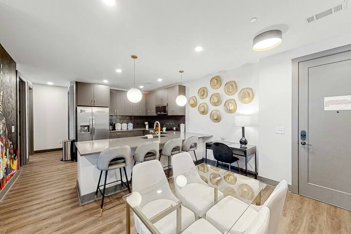 Modern 3BR 2nd-Floor | Balcony | Elevator gallery image 5