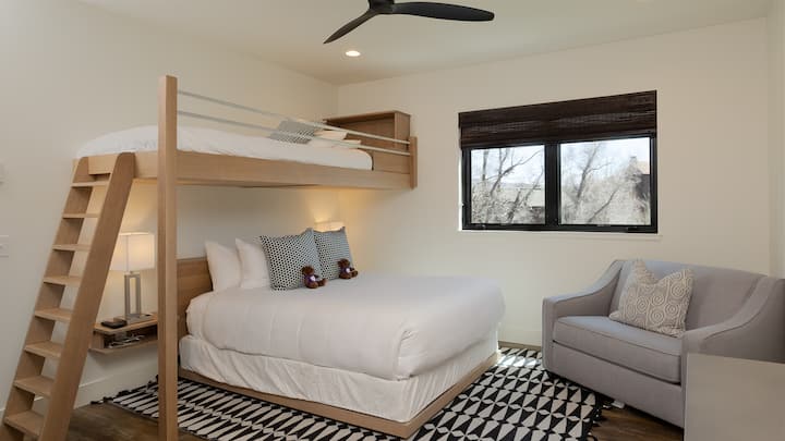 Dormitorio 3, nivel inferior: litera extragrande con cama individual sobre cama queen