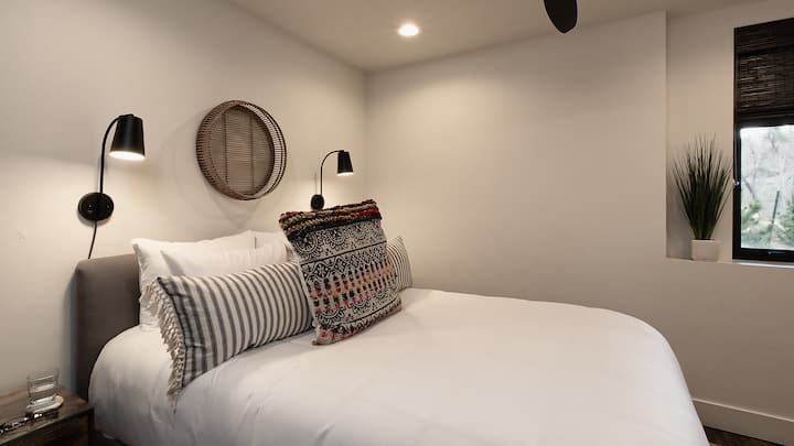 Dormitorio 4, planta baja - Dormitorio con cama queen