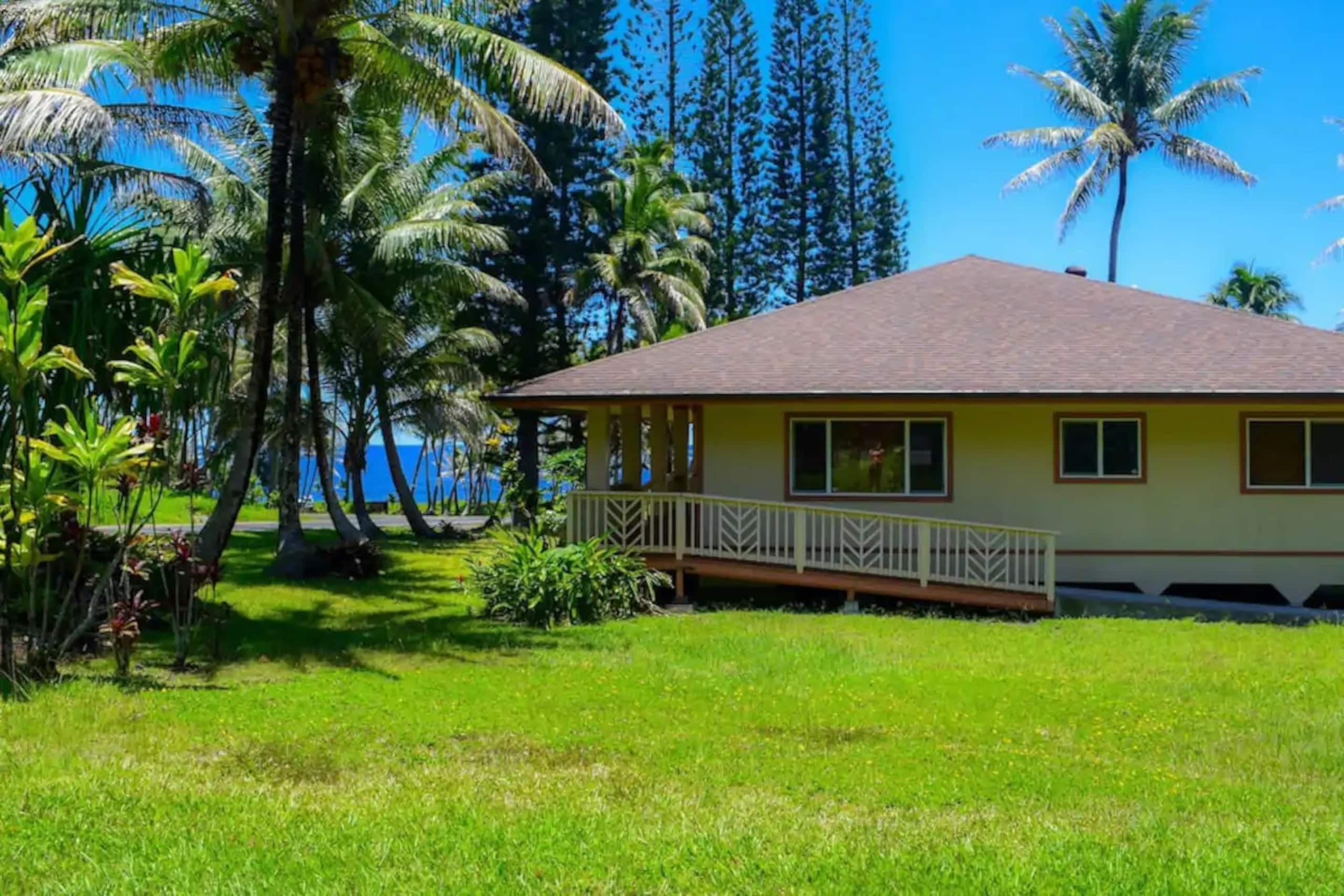 Home in Pahoa · ★4.78 · 3 bedrooms · 4 beds · 2 private baths - Image 2