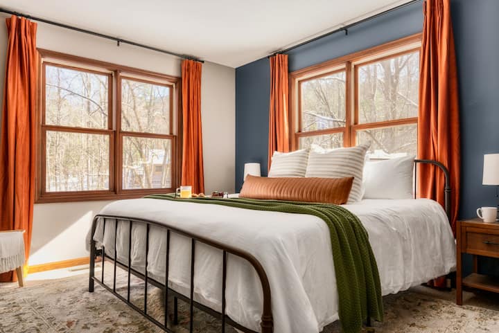 Retiro en el dormitorio: ¡refugio iluminado por el sol con tonos vibrantes, lujosa ropa de cama y encantadoras vistas al bosque!