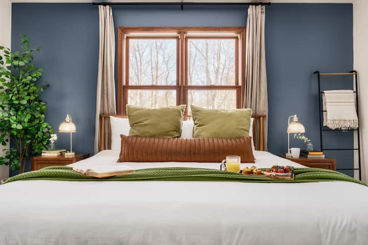Dormitorio principal: despierta con vistas a la naturaleza y saborea el desayuno con estilo en una lujosa cama tamaño king.