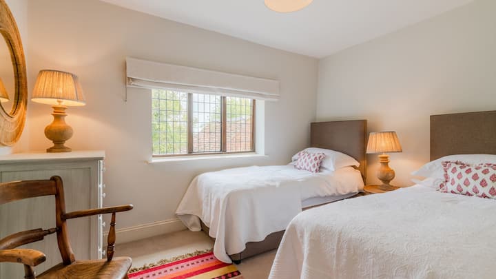 Dormitorio cinco, The Hunting Lodge en Ragley Estate, Bolthole Retreats