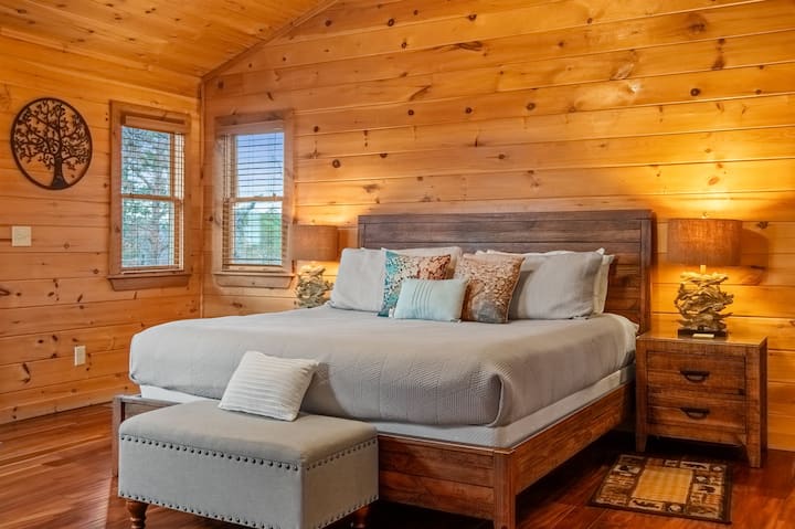 Vaše súkromné útočisko s manželskou posteľou, inteligentnou televíziou a úplným pohodlím.