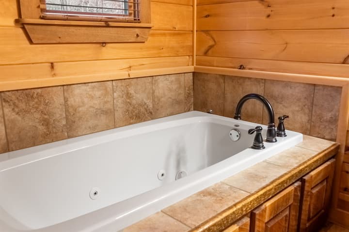 Master bath jacuzzi