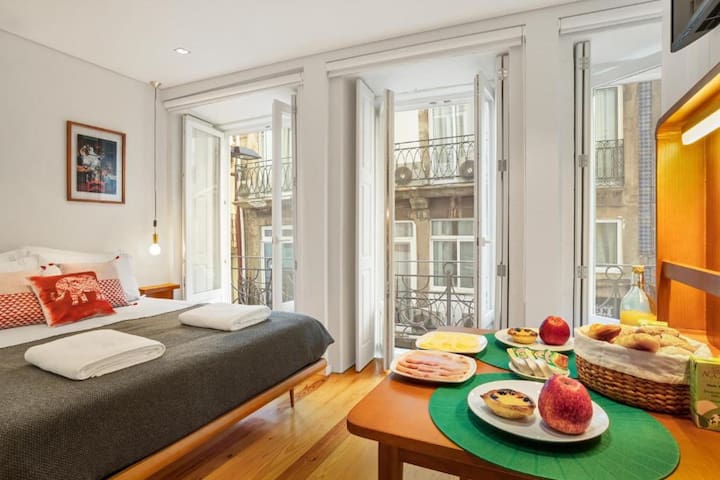 7 Bright Flats w/ Balcony | Clérigos by HostWise