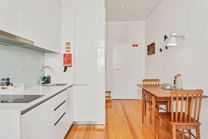 7 Bright Flats w/ Balcony | Clérigos by HostWise gallery image 4