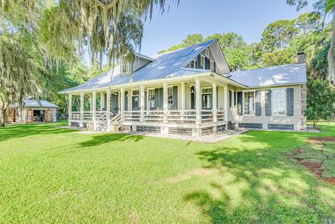 Historical cottage w/ dock, oyster house, & sauna!