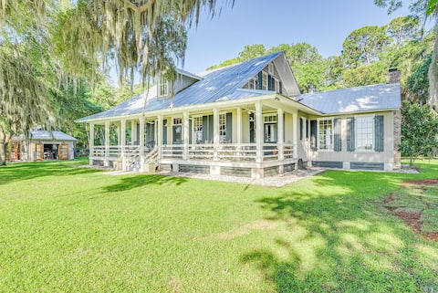 Historical cottage w/ dock, oyster house, & sauna!