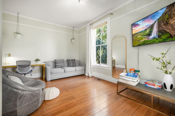 ห้องทำงานและห้องเด็กเล่นพร้อมเตียงโซฟา