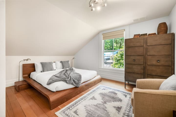 ห้องนอน 5 - เตียงคิงไซส์พร้อมห้องน้ำในตัว