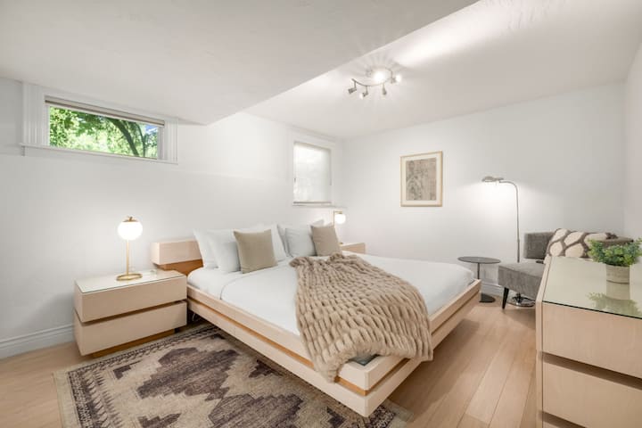 [ADA สิ่งอำนวยความสะดวกในการเข้าถึง] ห้องนอน 3 พร้อมเตียงคิงไซส์และห้องน้ำในตัว