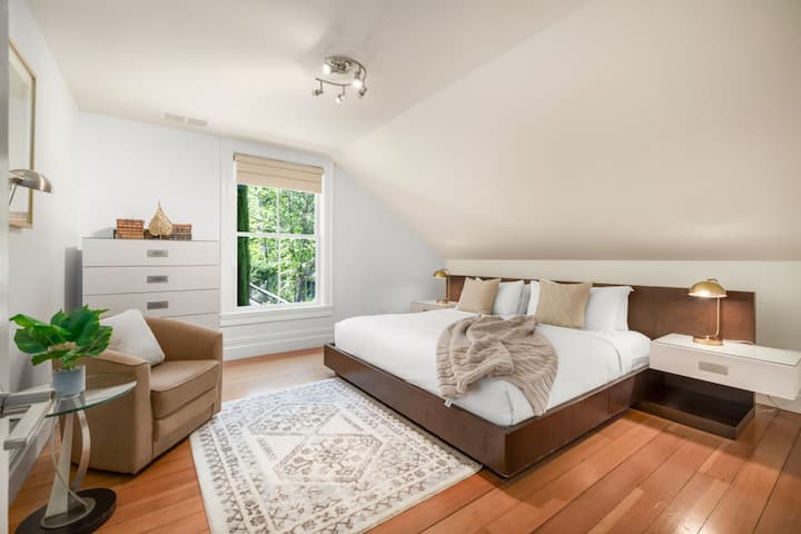 ห้องนอน 6 - เตียงคิงไซส์พร้อมห้องน้ำในตัว