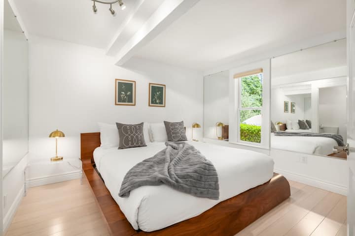 ห้องนอน 2 - เตียงคิงไซส์พร้อมห้องน้ำในตัว