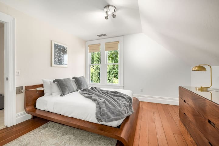 ห้องนอน 4 - เตียงควีนไซส์และห้องน้ำในตัว