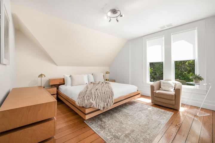 ห้องนอน 7 - เตียงคิงไซส์พร้อมห้องน้ำในตัว