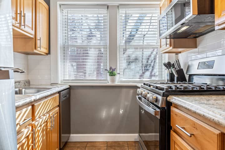 Oversized 2 Bedroom Apartment In South City! - Kirkwood, MO
