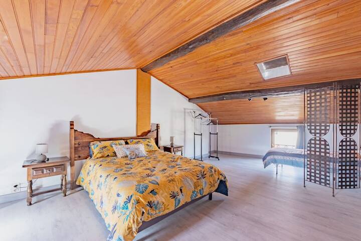 V tejto priestrannej a svetlej izbe sa môžu ľahko ubytovať 3 osoby.