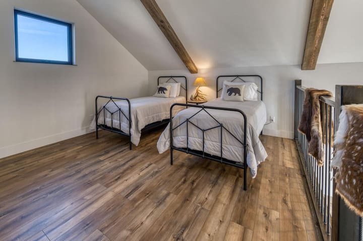 "ห้องนอน" นี้เป็นพื้นที่ลอฟท์ที่ไม่มีประตูอยู่ด้านบนของบันไดและมองเห็นพื้นที่นั่งเล่นหลักของบ้าน มีเตียงเดี่ยว 2 เตียงและโซฟานอน