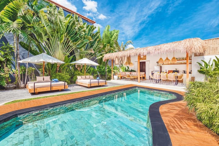 Villa Belize - Lush 4bdr Villa, Rooftop Terrace - Canggu