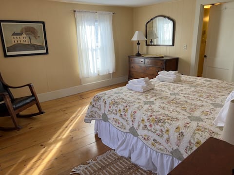 Charming King Room in 1820s Inn- Cornish Hen