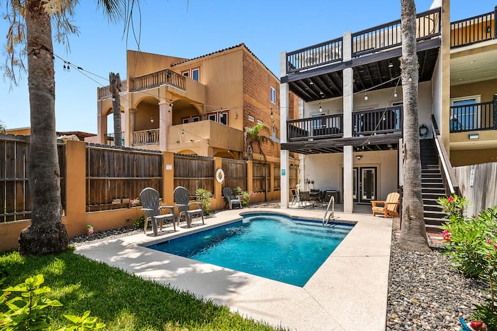 Luxury Padre Parade: Heated Pool & Dog Friendly! - South Padre Island