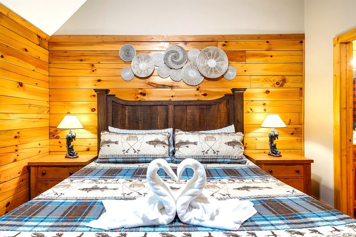 Dormitorio temático de montaña con cama tamaño king