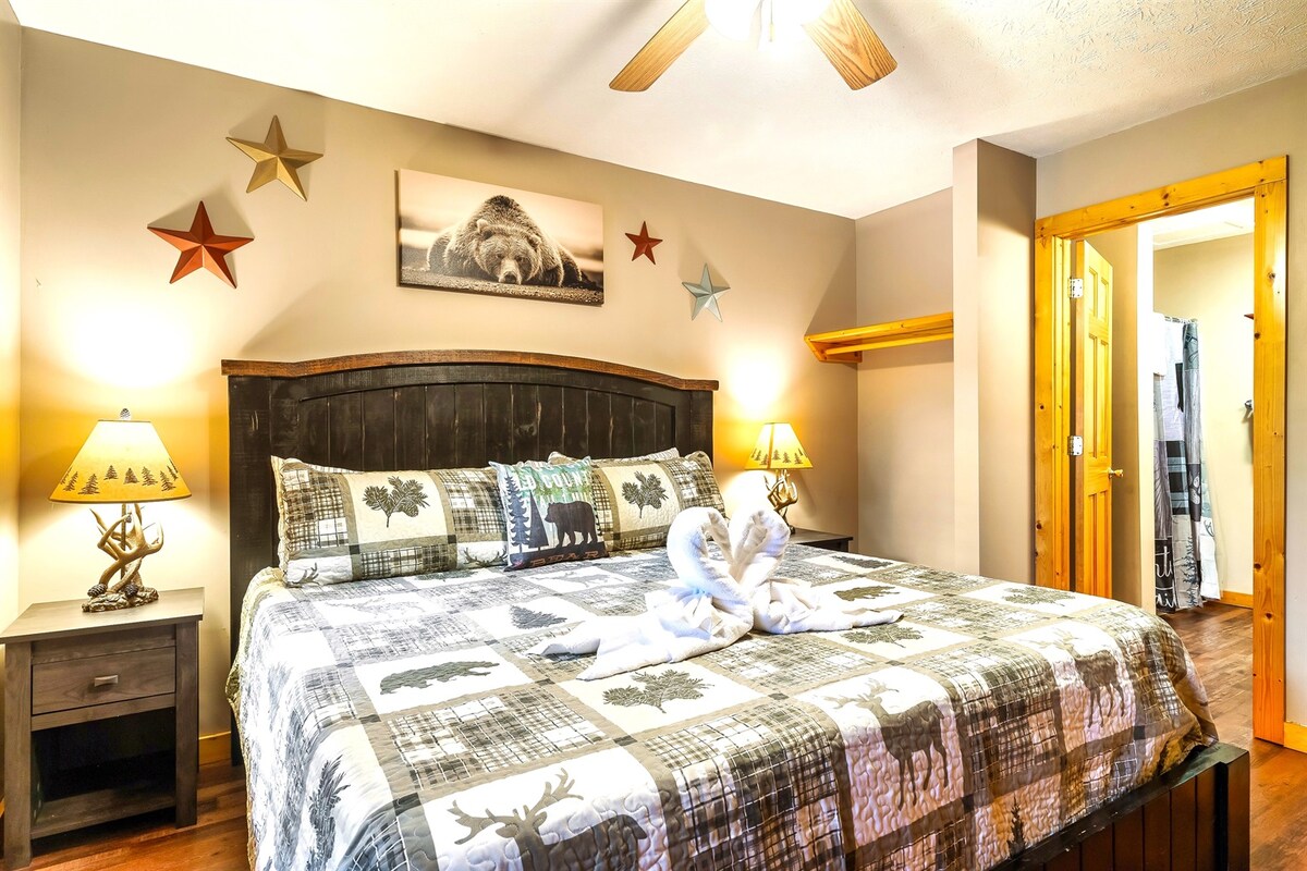 Suite de osos en el dormitorio con cama tamaño king