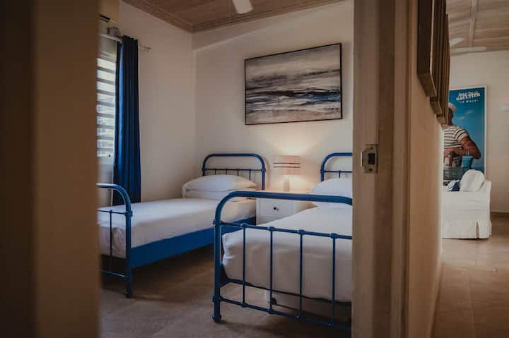 ベッドルーム3 -ヨーロッパサイズのシングルベッド2台