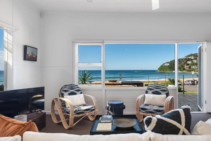 Costal Breeze by Palm Beach Holiday Rentals gallery image 4