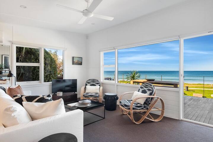 Costal Breeze by Palm Beach Holiday Rentals gallery image 3