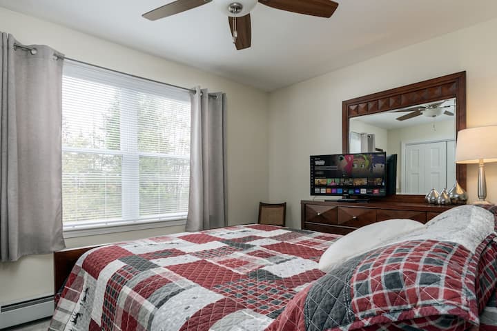 Acogedor dormitorio con televisor inteligente + WiFi de alta velocidad, perfecto para relajarse después de las aventuras en Mount Snow. 