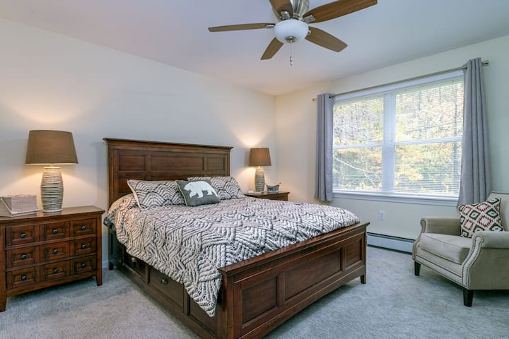 Dormitorio grande y relajante con vistas al bosque + cómodos asientos. 