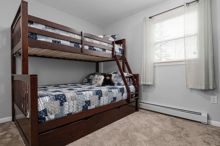 Habitación luminosa con literas y mucho espacio, ideal para niños o huéspedes adicionales. 