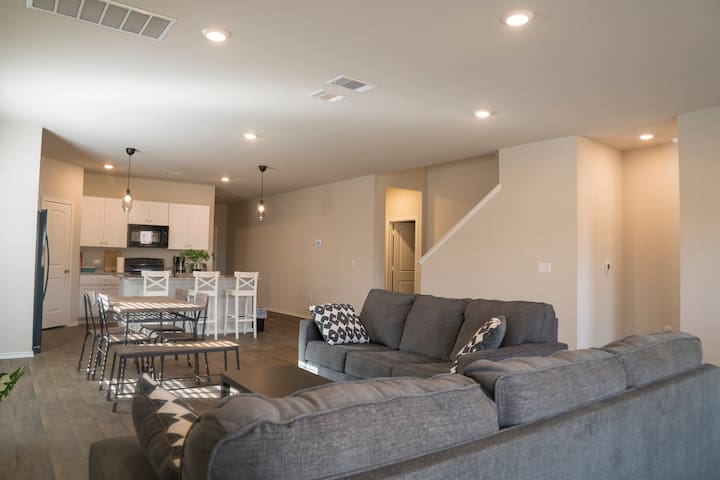 Corp Home 5Bdrm+Flex, 10Bd 3 Ba, Tesla, Samsung