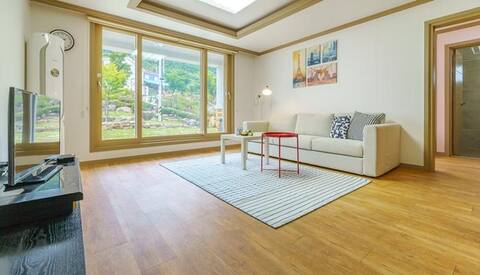 Suitable for group use, pleasant room, lily-scented house