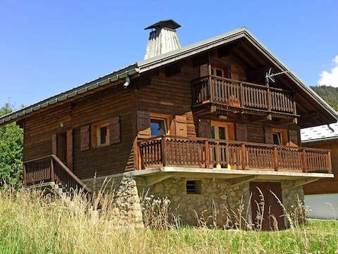 FAMILY CHALET AT THE FOOT OF THE SLOPES AND SHOPS