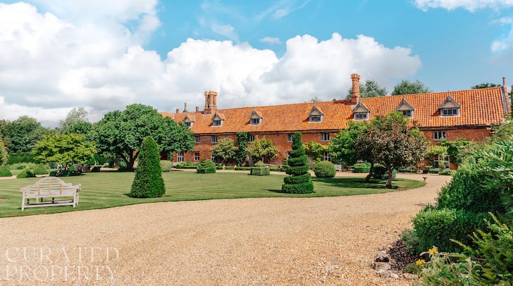 Lavish Tudor Estate & Gardens - Sleeps 20!