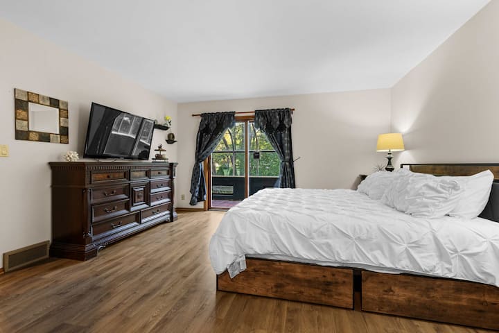 La suite principal del primer piso tiene una cama tamaño king, TV de pantalla plana, acceso al solárium y mucho espacio para guardar tus artículos personales durante tu estancia con un baño adjunto.