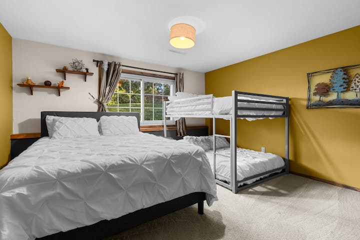 Nuestro tercer dormitorio es perfecto para los niños con una cama tamaño queen y literas de tamaño completo.