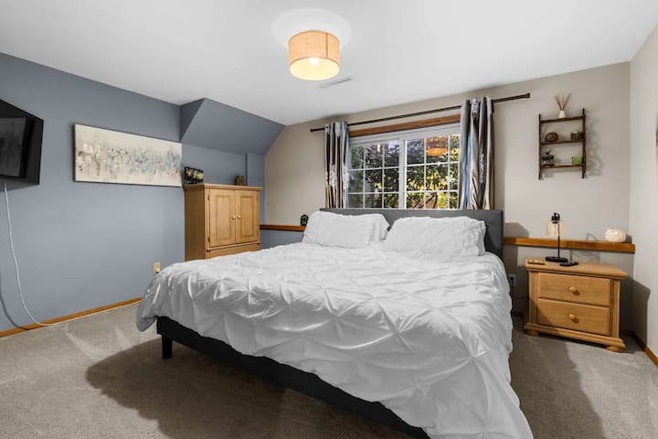 Nuestro segundo dormitorio ofrece una cama tamaño king, TV de pantalla plana y almacenamiento para tu ropa.