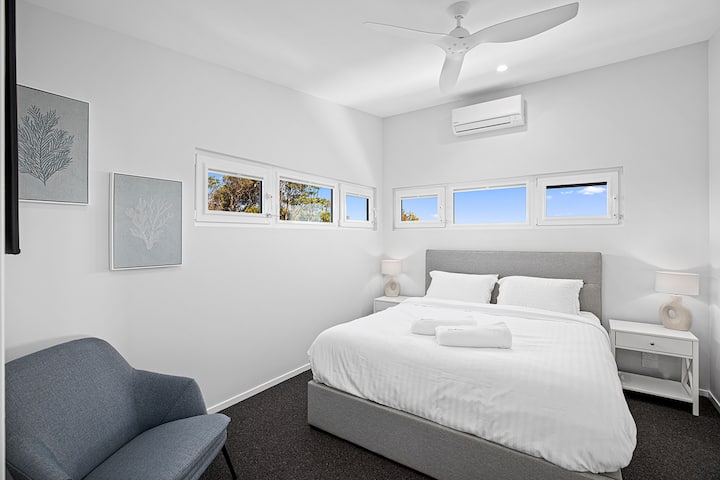 Master Bedroom- King Bed, Smart TV, Ensuite & Walk in Robe