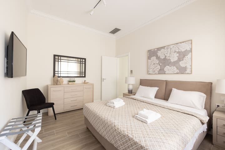 Ancient Athens Great Apt Home Office w/Acropolis V gallery image 3