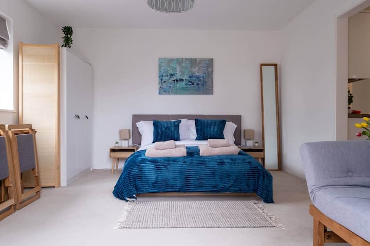 A Mix Of Coastal Cool & Countryside Charm! - Barton on Sea