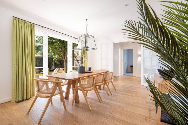 Hampton Haven Pool metres to the Beach gallery image 3