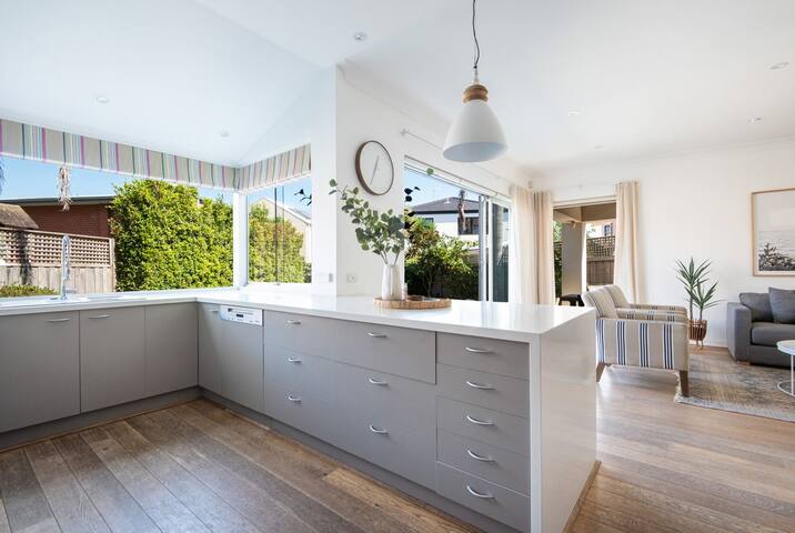 Hampton Haven Pool metres to the Beach gallery image 4