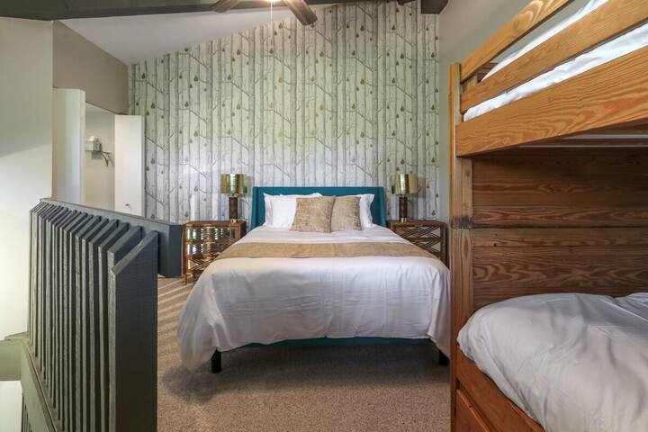 Спалня на таванско помещение: едно двойно легло и 2 едноетажни двуетажни легла, тоалетна.